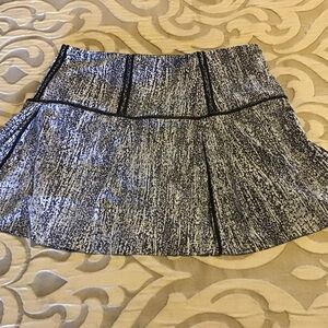 Lululemon Stylish Black and White Women's Skirt